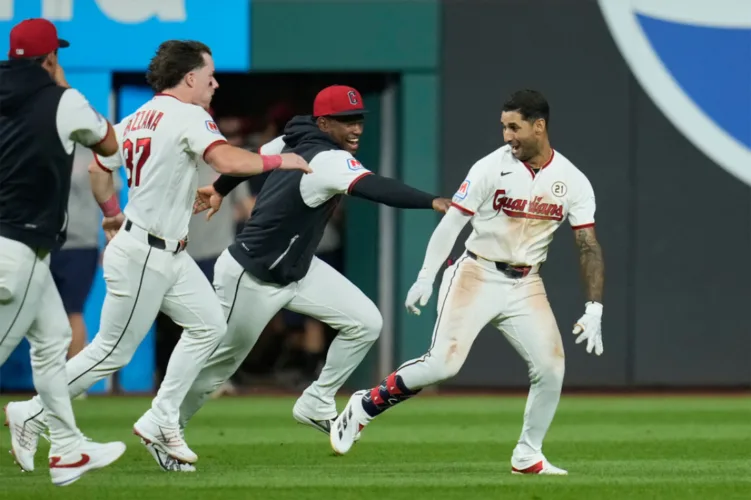 Rocchio’s 2-run double helps Guards rally vs. White Sox
